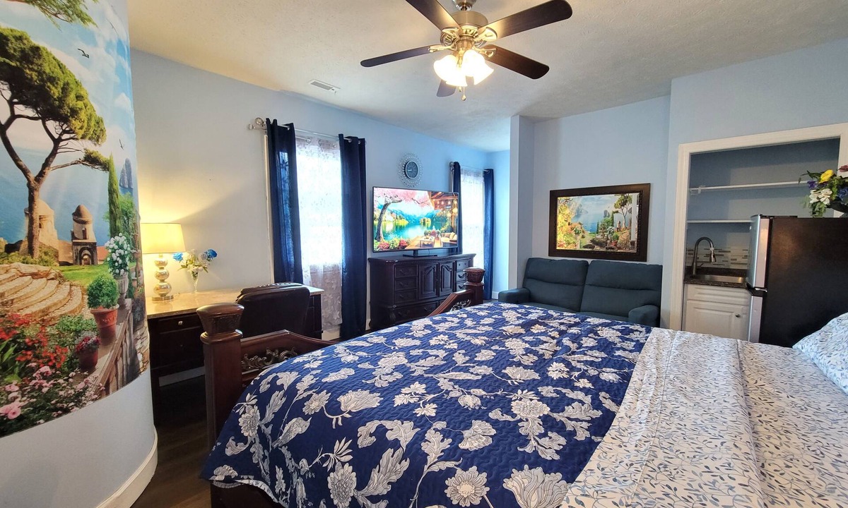 Hampton Hotel | King Sapphire Studio Suite, Kitchenette, 65" TV Private Bathroom Pets Welcome