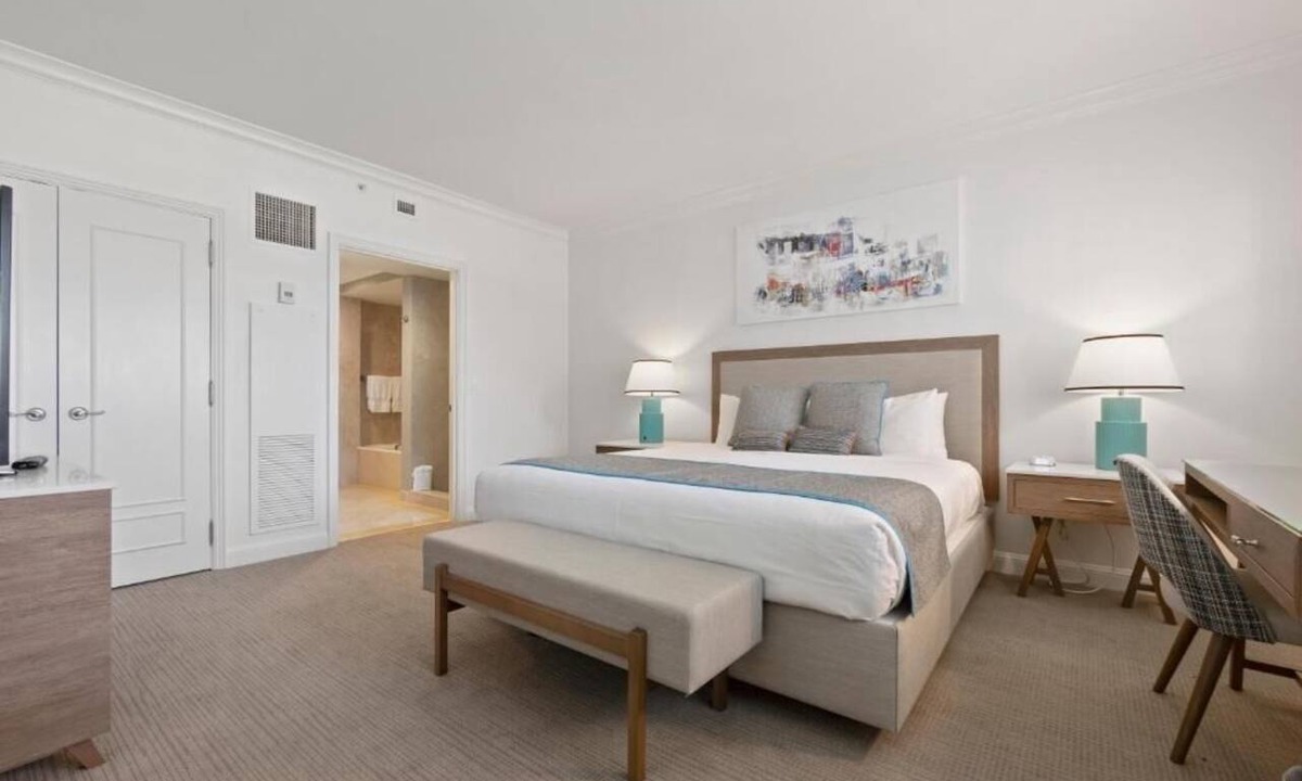 Central Beach Hotel | King Suite Ocean View w/Balcony, Dining and Beach Access