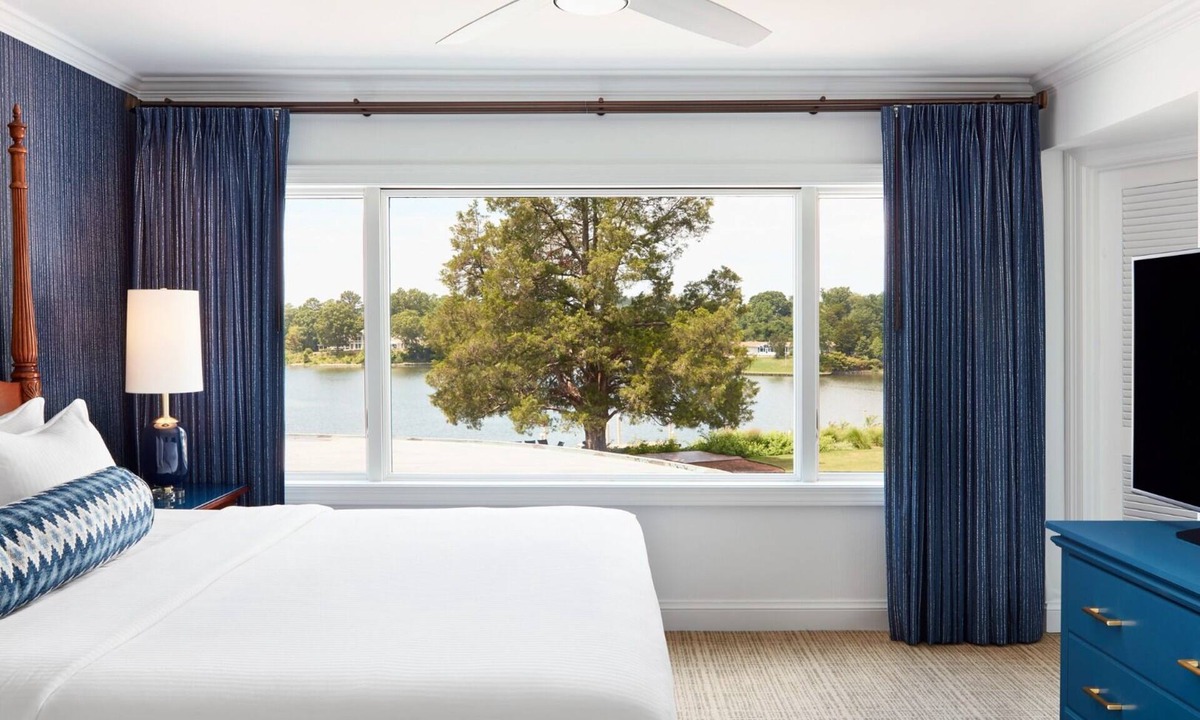 Irvington Hotel | King Suite w/Access to Seasonal Pool, Marina, Courtyard + Free Parking