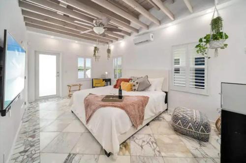 Hollywood Lakes Apartment | Komffy Studio with King Bed