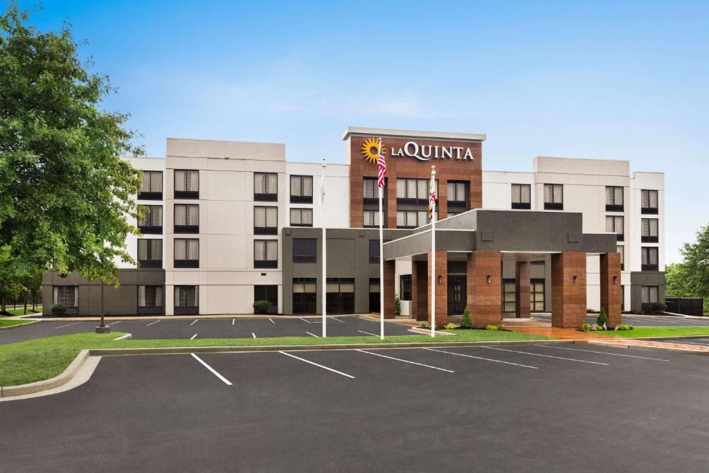 Elkton Hotel | La Quinta by Wyndham Newark - Elkton