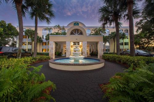 Deerfield Beach Hotel | La Quinta I-95 Deerfield Beach - Next to The Home Depot & Behind The Wawa