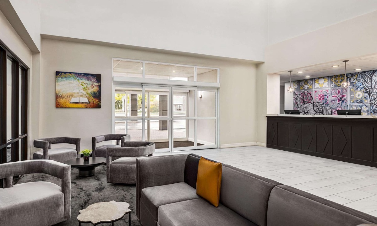 Mount Laurel Hotel | La Quinta Inn & Suites by Wyndham Mt. Laurel - Philadelphia