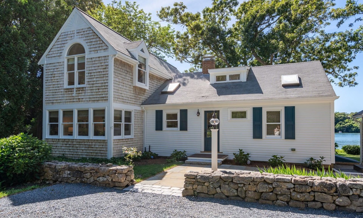 Lagoon Heights House | Lagoon Waterfront 4 Bedroom Private Sandy Beach Oak Bluffs Martha's Vineyard