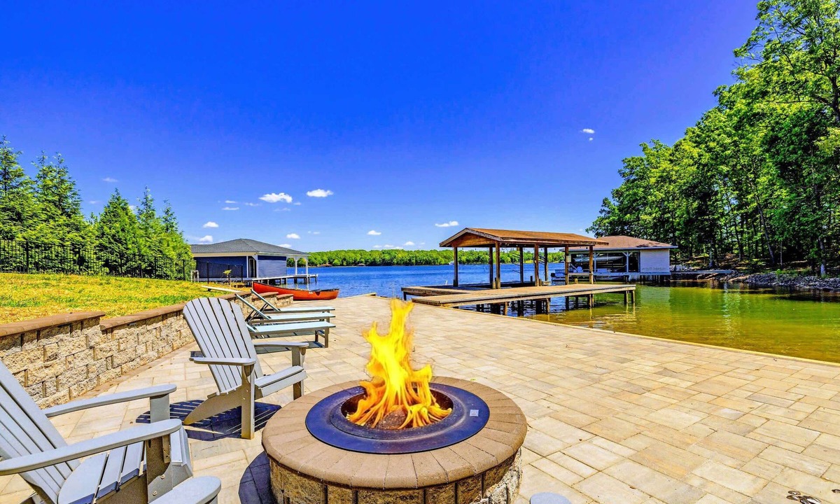 Bumpass House | Lake Anna A-Frame | Beach, Dock & Hot Tub | 5BR