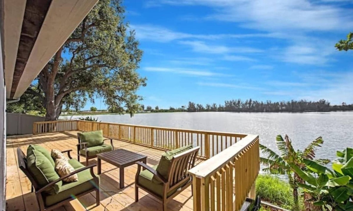 Davie House | Lake house unit 1 By Dream Vacation