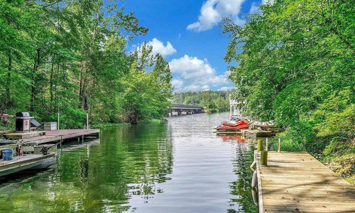 Livingston House | Lake-it-Easy - Treetop Escape w/Dock Access