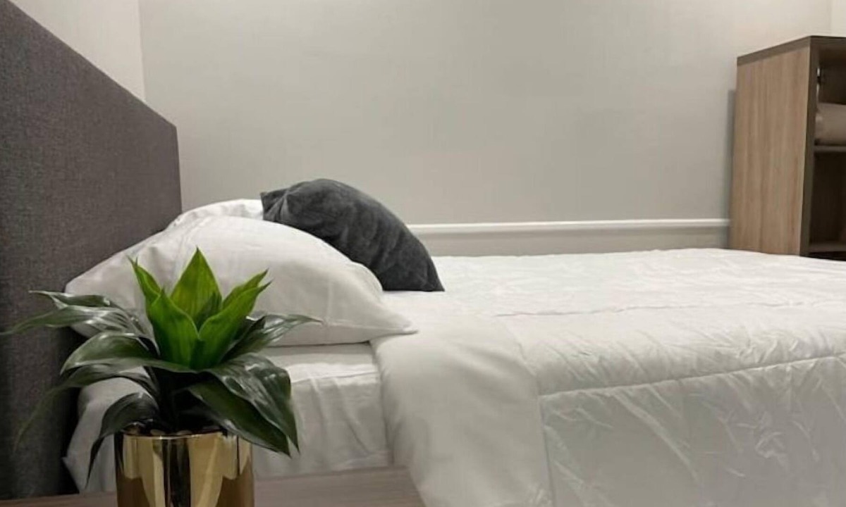 Pembroke Park Apartment | Lake View B-King Bed 3m/ 2 Beach