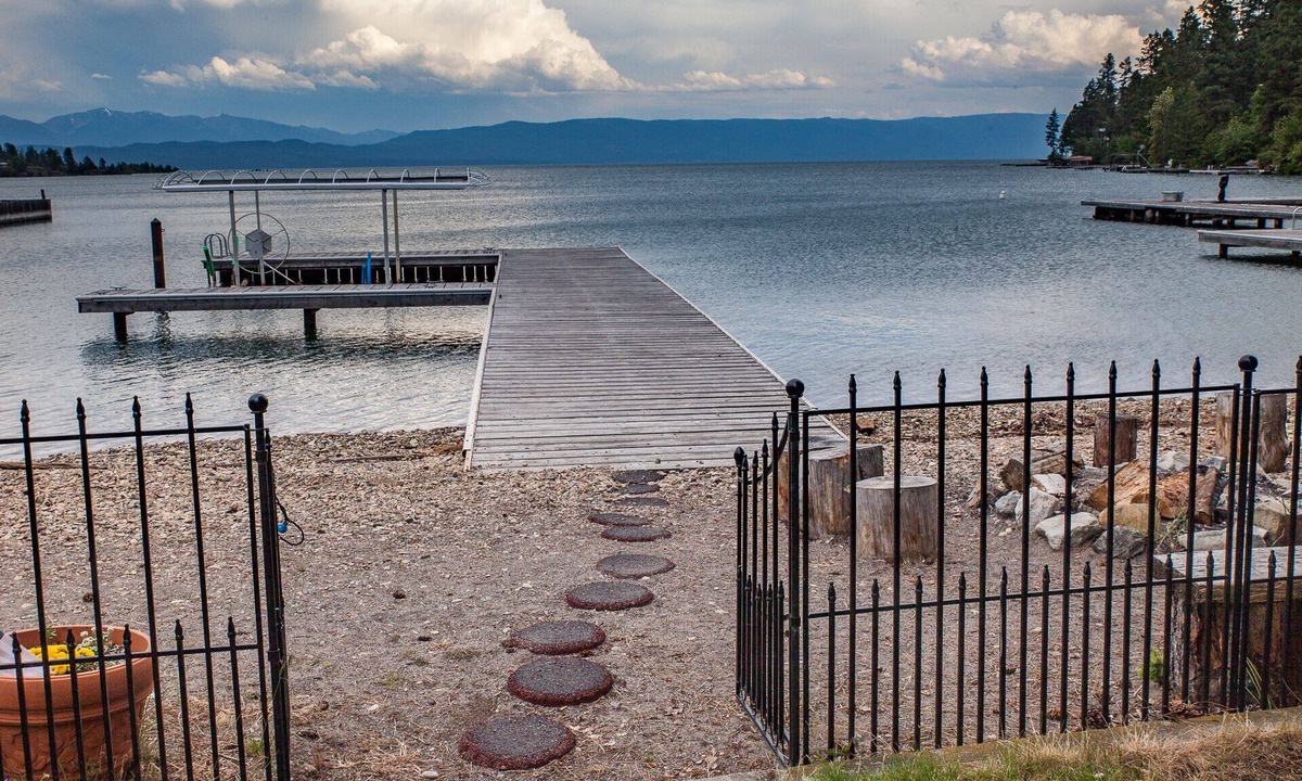 Somers House | Lakefront Gem-Gentle Waterfront,Paddle Boards, FirePit,Comfort,Play Set,Location
