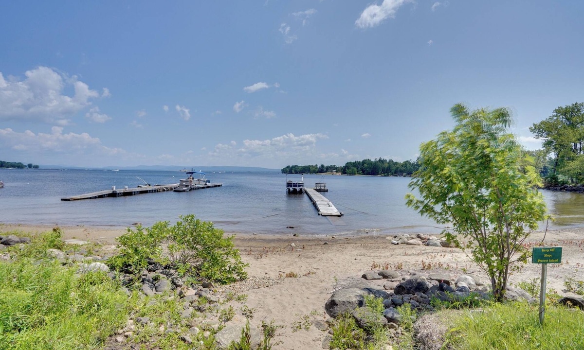 Cranesville House | Lakefront Gloversville Getaway w/Beach & Dock!