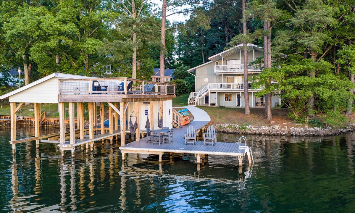 Henrico House | Lakefront! Kayaks, Fire Pits, Game Room, Pets