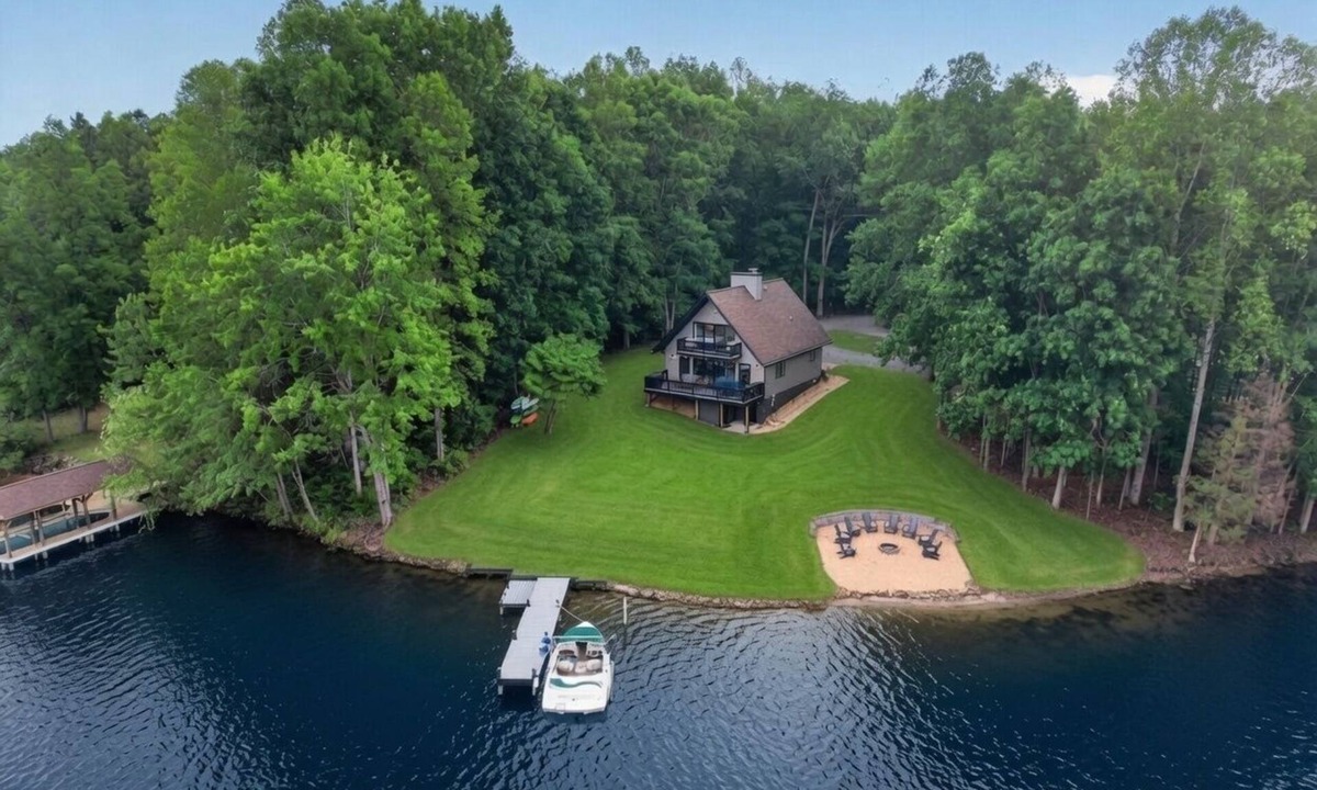 Bumpass House | Lakefront King Beds Private Dock Kayaks Fire Pit On Private Warm Side Lake Anna