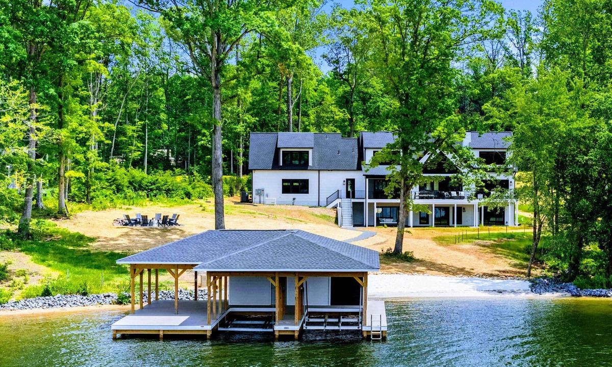 Bumpass House | Lakefront Lake Anna, Beach, Dock, Deck Vie