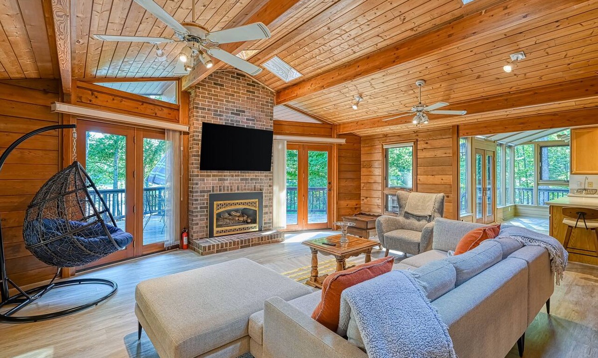 Blue Water House | Lakefront retreat w/private dock, fast WiFi, gas grill & central AC, dogs