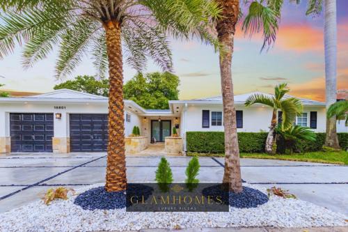 North Miami Beach Villa | Lakefront Villa and Paddle Board TGH