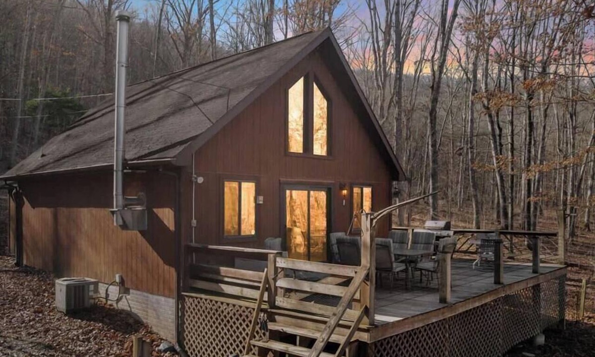 Points Cabin | Lakefront w Water Toys, Deck, Fire Pit & Grill