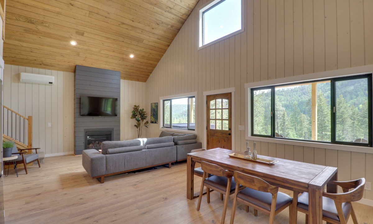 Lakeside Cottage | Lakeside Cabin w/Hot Tub: 3 Mi to Flathead Lake!
