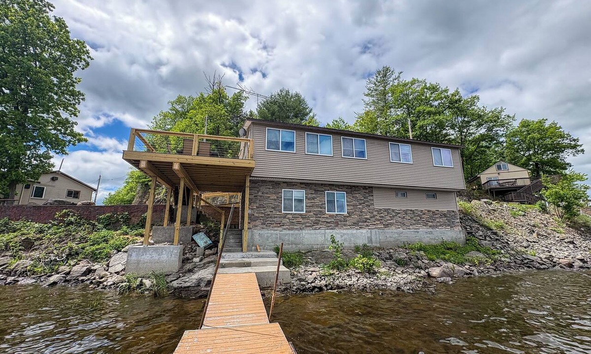 Hammond Cabin | Lakeside Lodge on Black Lake