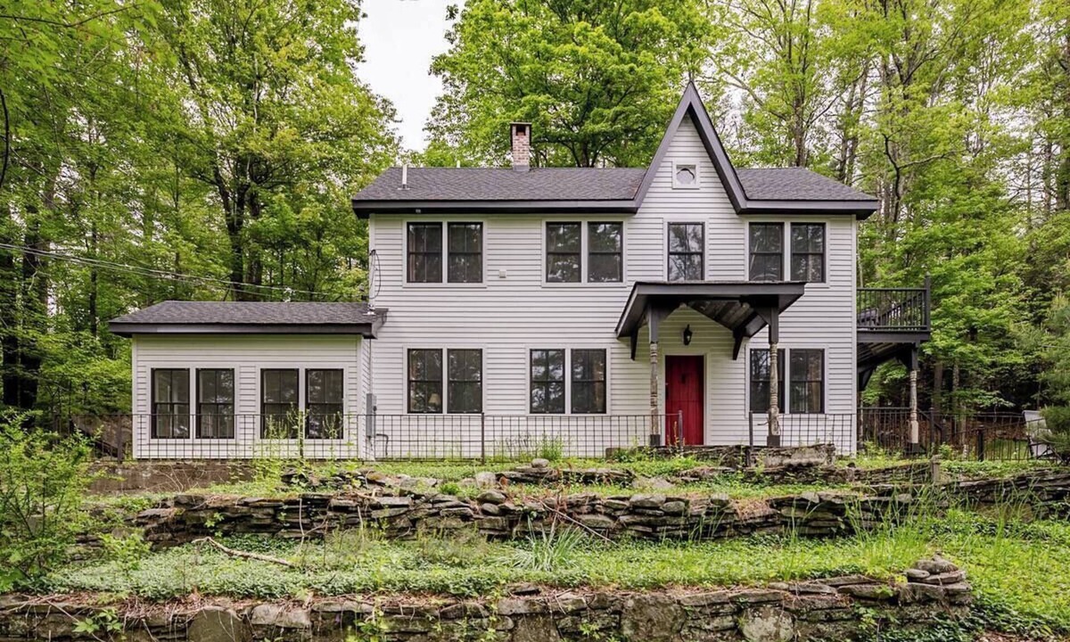 Lake Hill House | Lakeveiw Newly Restored Farmhouse