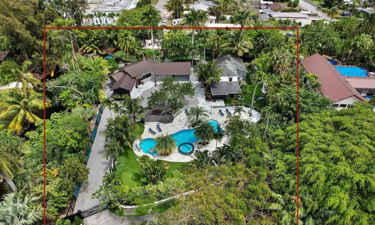 Lazy Lake House | LakeView Gem 2Houses, Stunning Pool, Near Beach! Kayak/Pond/Spa -Fort Lauderdale