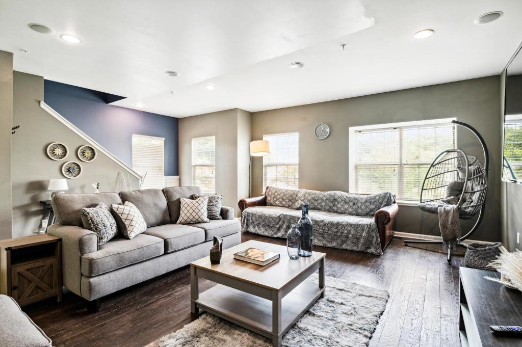 Newark Villa | Lakeview home 6 mins drive to University of Delaware