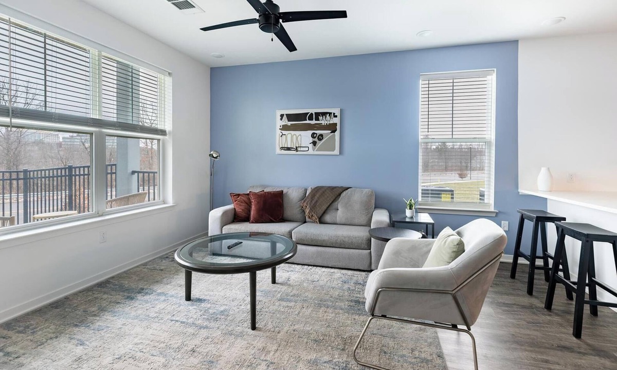 Coraopolis Apartment | Landing | Chic 2BD, Gym, Clubhouse