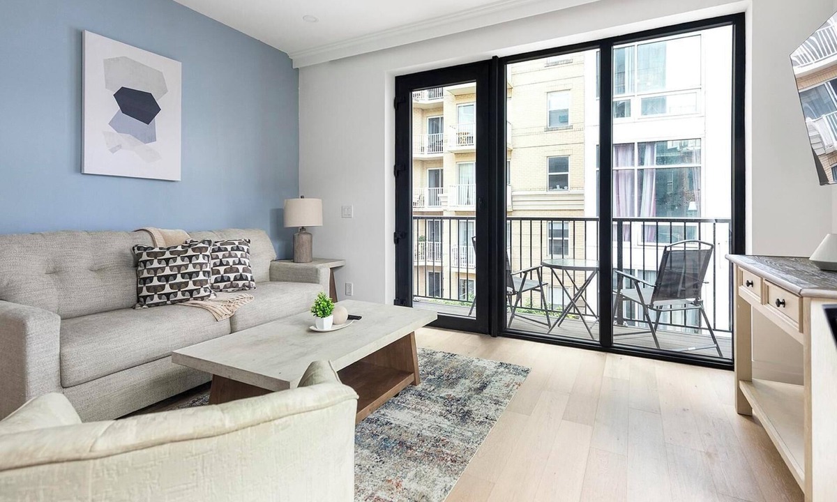 Mount Vernon Square Apartment | Landing | Stunning 2BD in Logan Circle