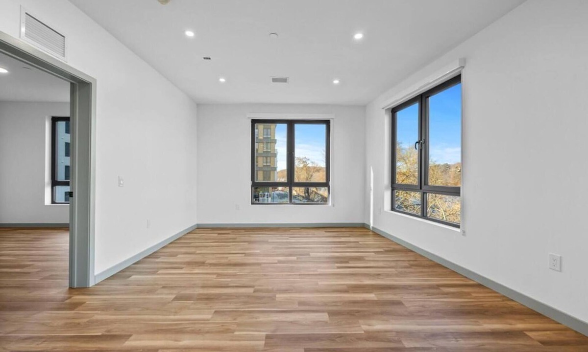 Haverhill Apartment | Landing | Stylish Studio, Gym, Pool