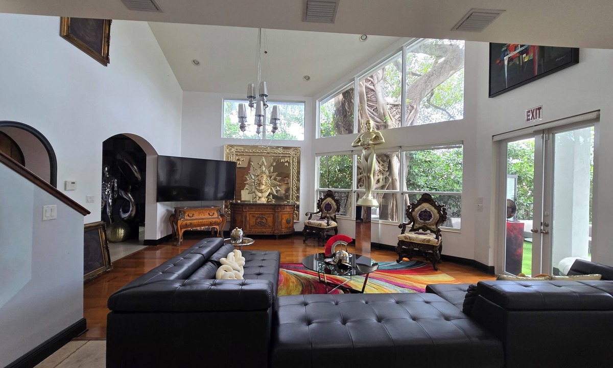 Royal Poinciana House | Lands Luxury Art Gallery Venue