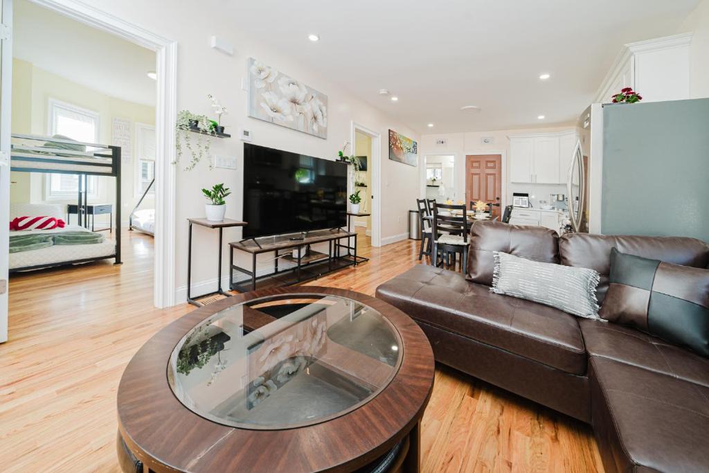Milton Apartment | Large 3BR & 2BA Milton Apt w Free Parking, Balcony, TV, AC 141