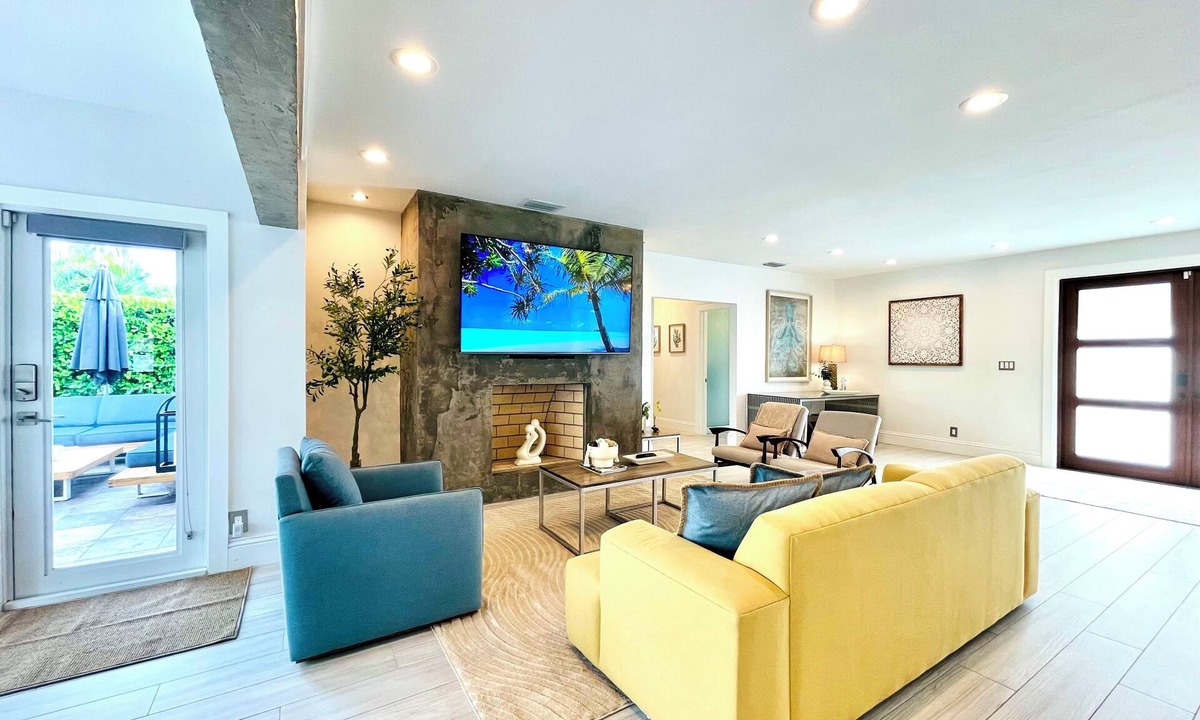 Lauderdale Beach House | Large 4-bedroom home-Downtown-Heated Pool-across the street from the beach