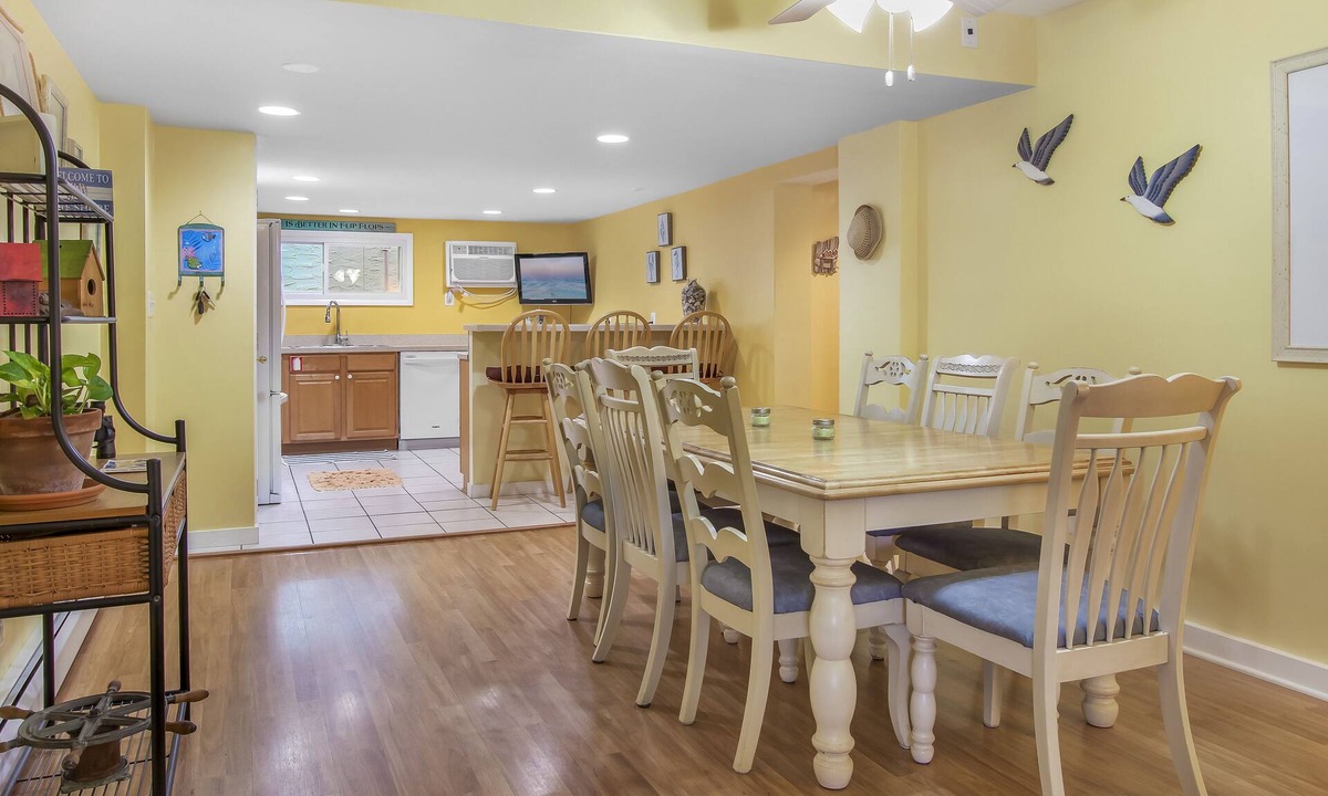 Wildwood Crest Condo | Large beach front/pool side condo 3bedroom 2bath Summer Sands in Wildwood Crest.