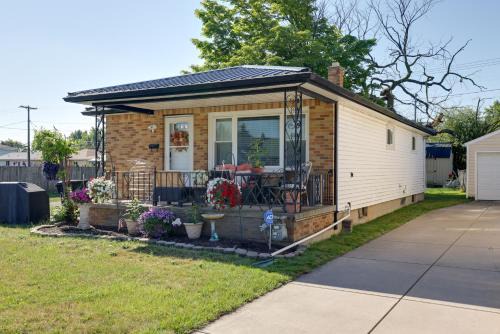 Tonawanda House | Large Private Yard: Home 14 Mi to Niagara Falls!
