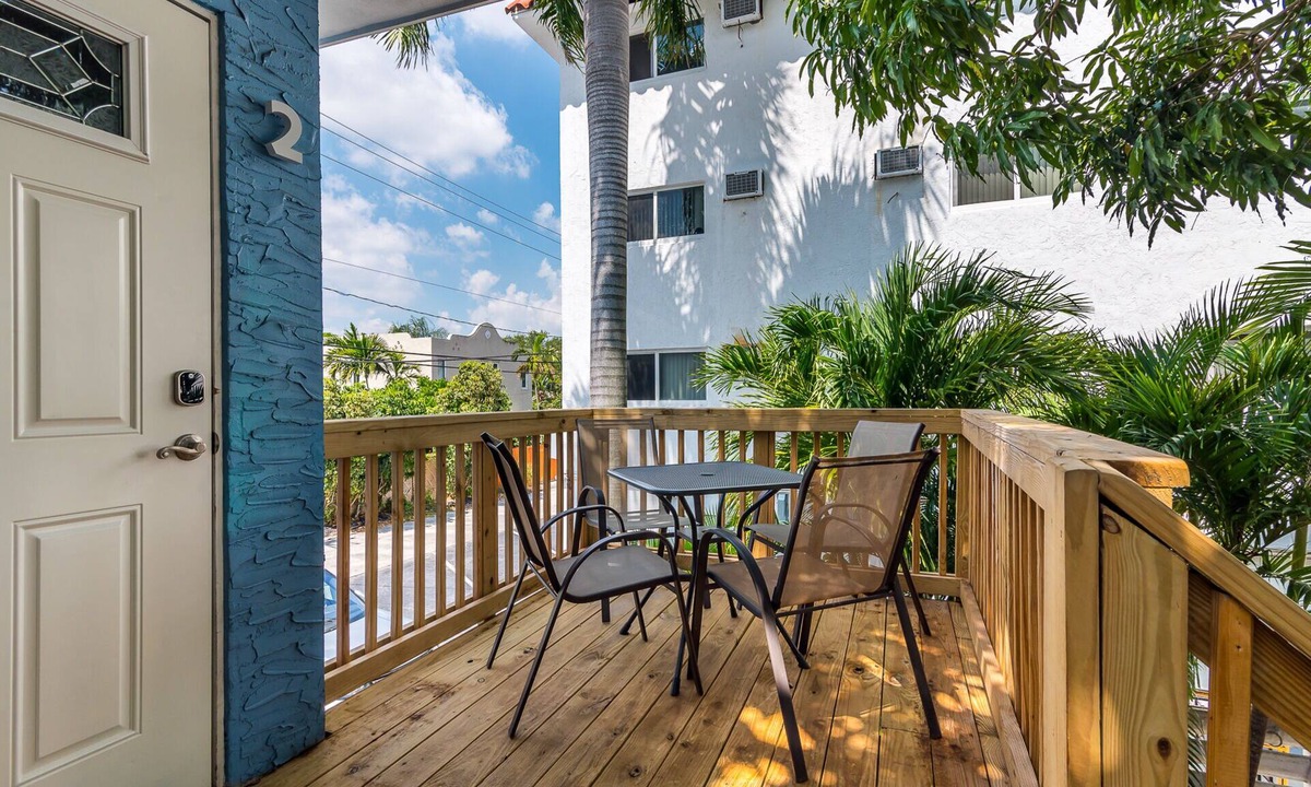 Colee Hammock Apartment | Las Olas 2 Bedroom Apt.: Walking to Beach, Dining and Nightlife!