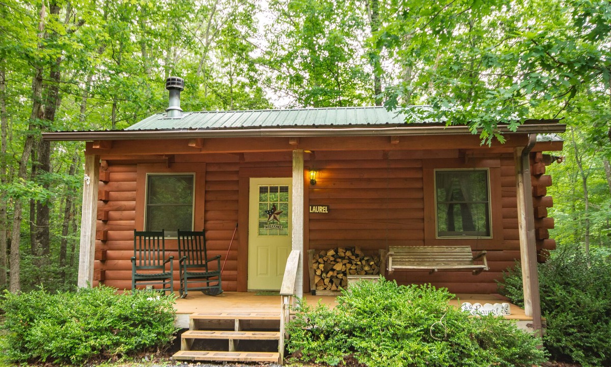 Hico Cabin | Laurel Cabin is romantic, cozy and all around perfect for couples!
