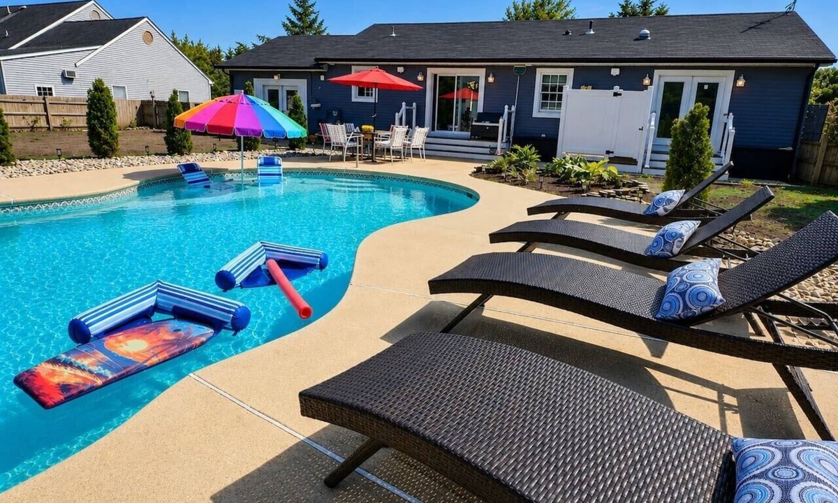 Lewes House | Lefty’s Poolside Retreat