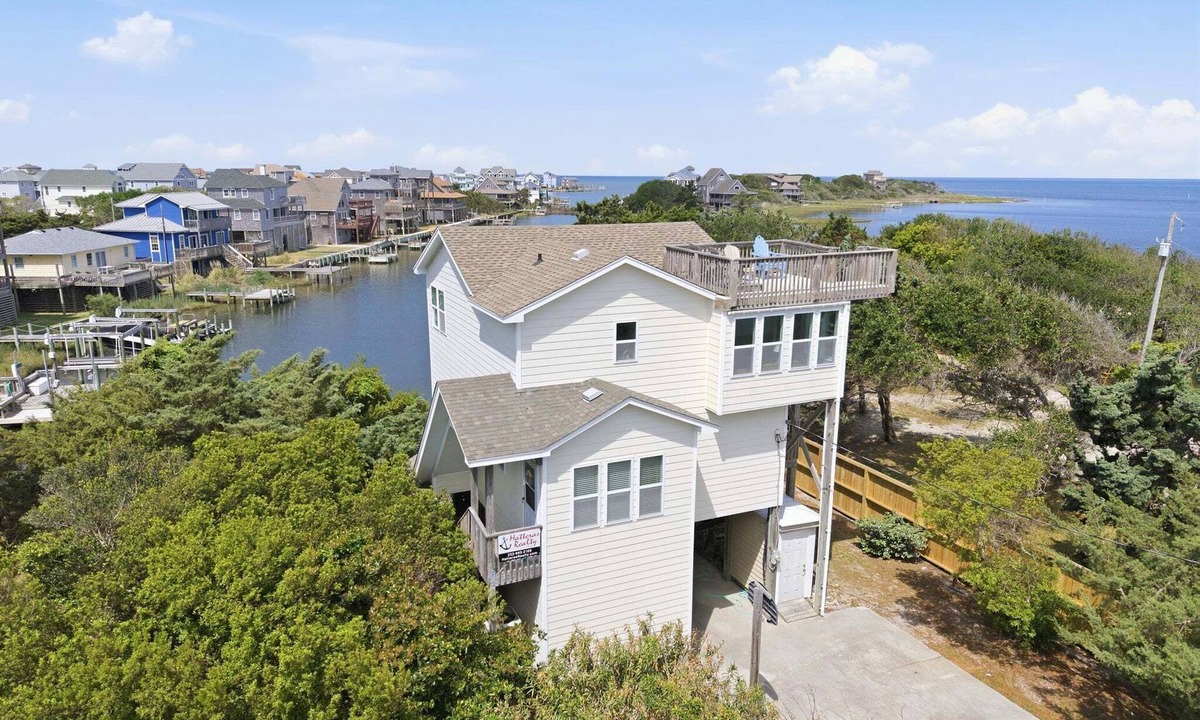 Brigands' Bay House | Light-filled canal front home w/deck, washer/dryer, private hot tub, central A/C
