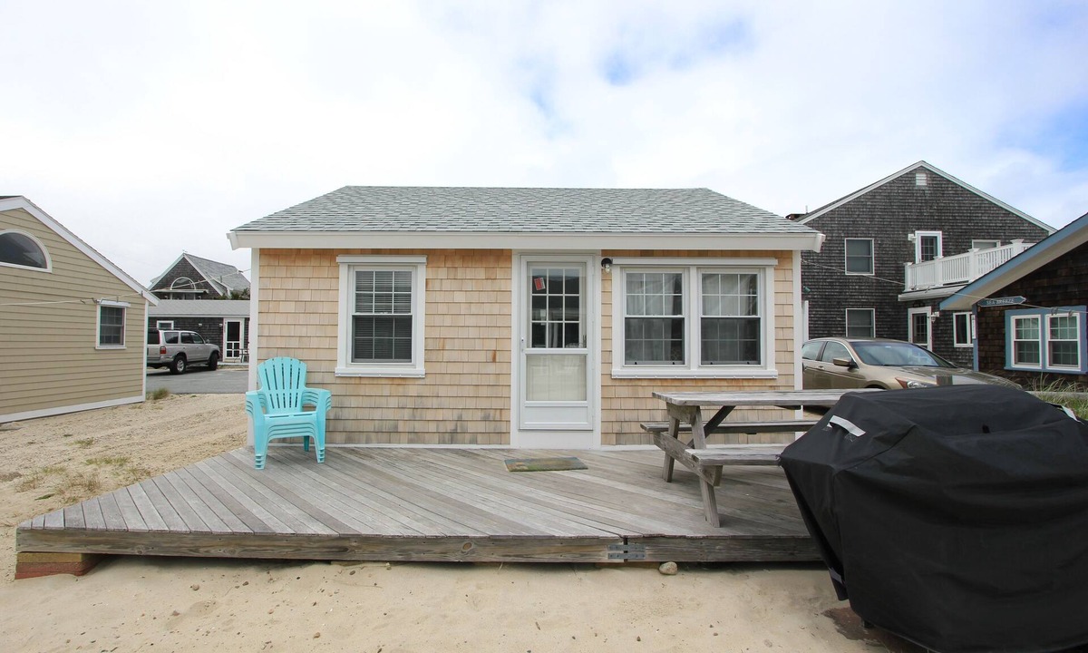 East Sandwich Cottage | Lighthouse C - East Sandwich retreat, steps to beach!