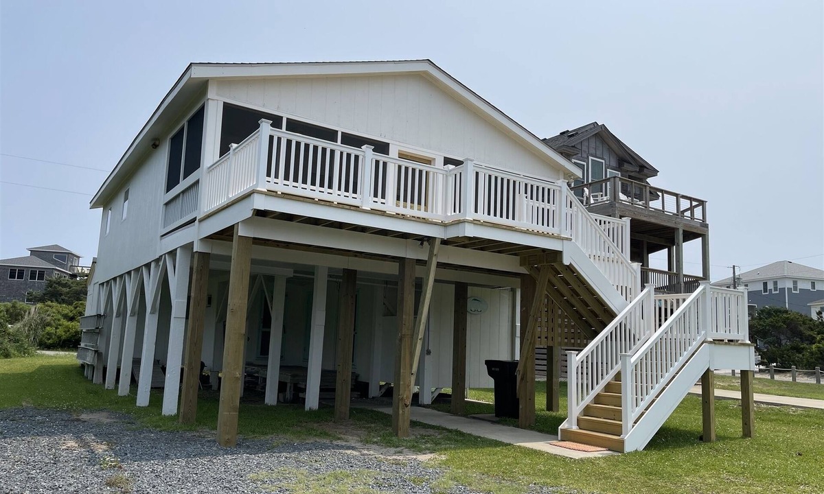 Hatteras Cottage | Lilly's Pad is a Classic Beach Box in Hatteras located one back from the beach!