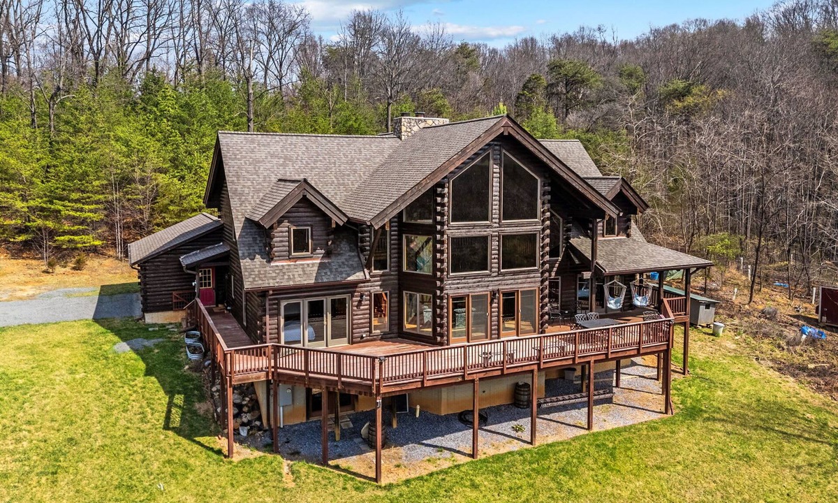 Rileyville Cabin | Log Cabin w Fireplace, Screened Porch, Deck & WiFi