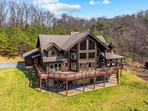 Rileyville House | Log Cabin w Fireplace Screened Porch Deck & WiFi