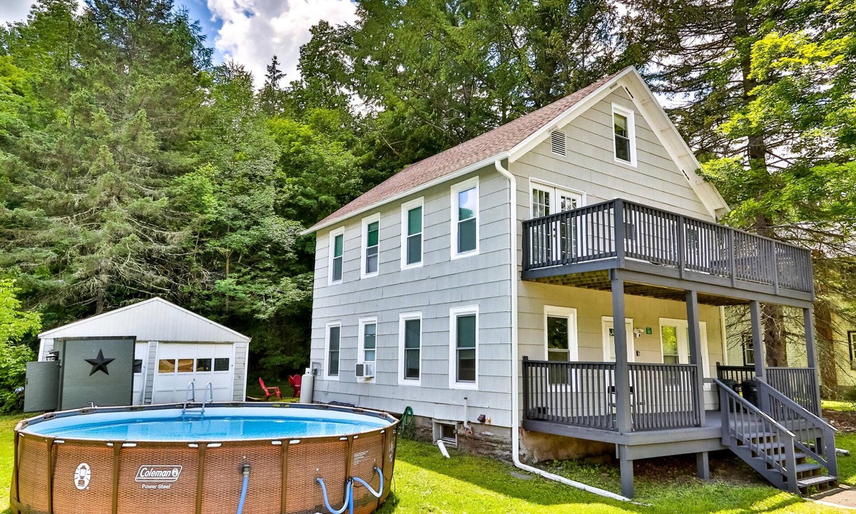 Tannersville Cabin | Log Cobin/w Private Pool and Hot tub Just 10 Mins from Hunter Moutain