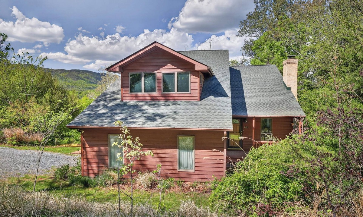 Rileyville House | Lone Bear Cabin: EV, River Access, Mountain Views, Fireplace, Hot Tub