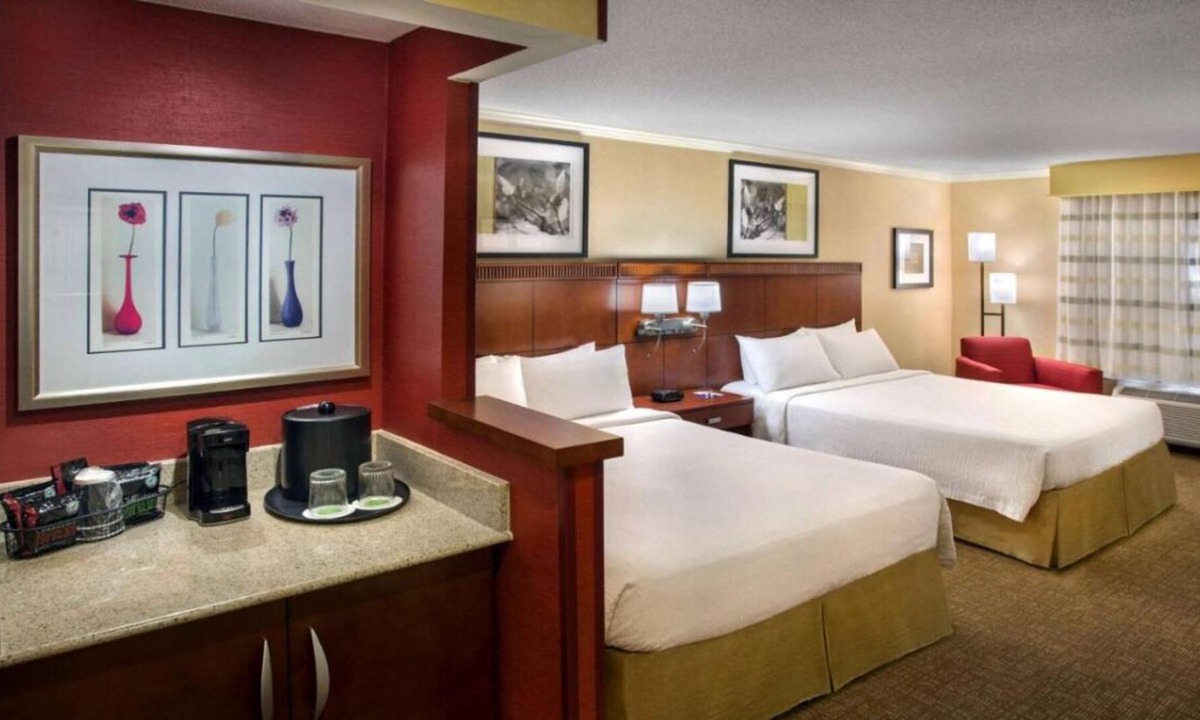 Woburn House | Look No More! 3 Spacious Units, Free Parking, Pets Allowed Near Zoo New England!