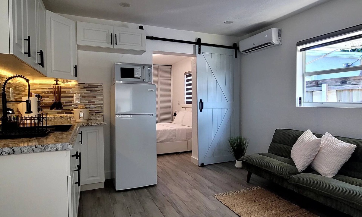 Driftwood Apartment | Lovely 1-bedroom studio with wet bar and AC in vibrant Hollywood