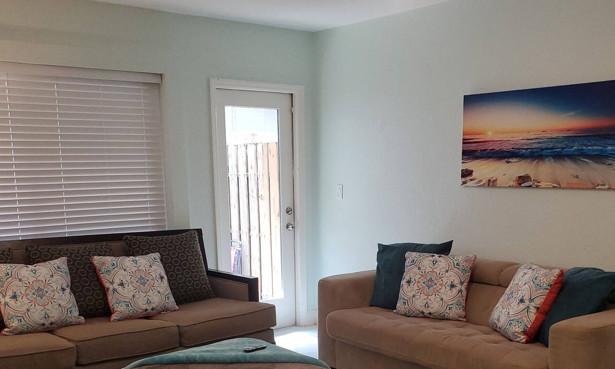 Poinciana Park Apartment | Lovely 2 Bed 2 Bath Apartment 1st Floor in Trendy Fort Lauderdale Area.