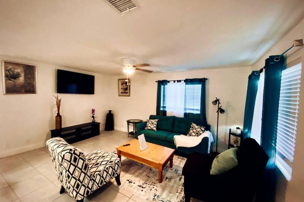 Oakland Park House | Lovely 2-bedroom 1-bath rental in Oakland Park FL