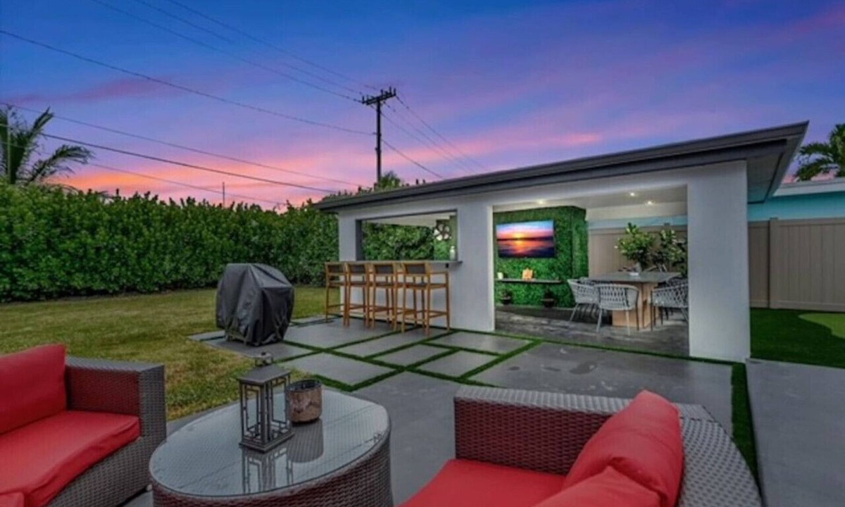 Lake Ridge House | Lovely 2BR 2BA Modern Flat w/Vibrant Backyard