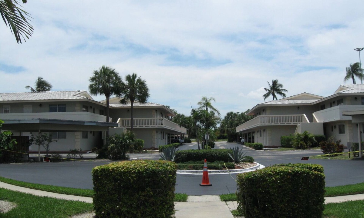 Deerfield Beach Apartment | LOVELY APARTMENT 1 MILE TO BEACH - DEERFIELD BEACH - FREE PARKING