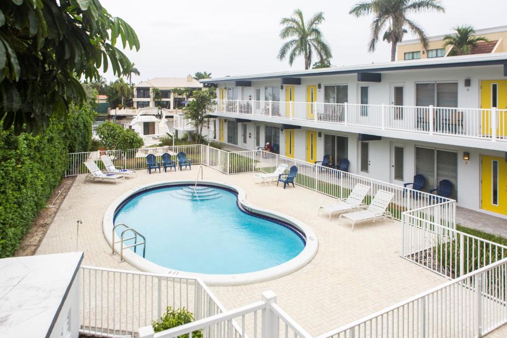 Coral Ridge Apartment | Lovely apartment on the canal with a pool